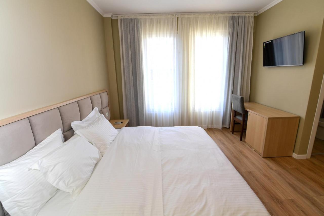Santo Hotel Shkoder Bagian luar foto