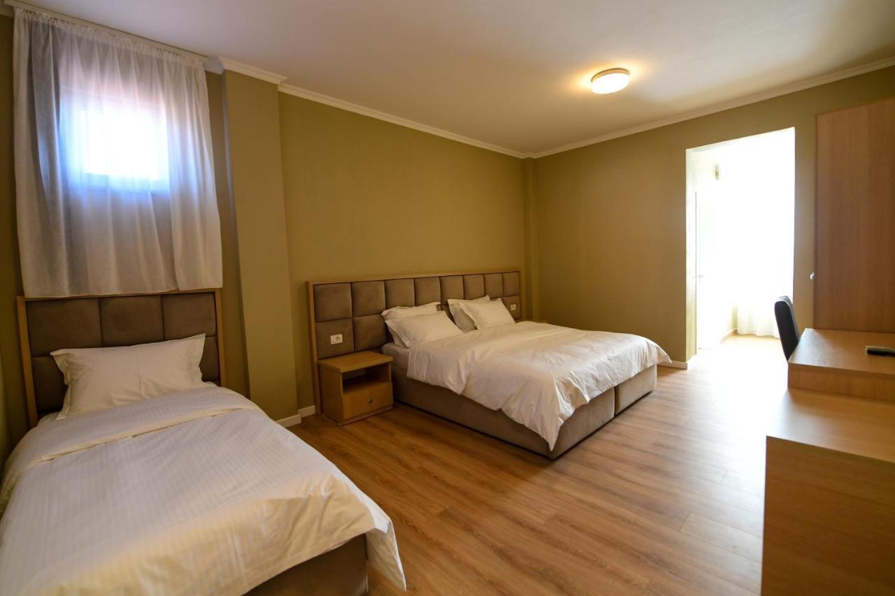 Santo Hotel Shkoder Bagian luar foto